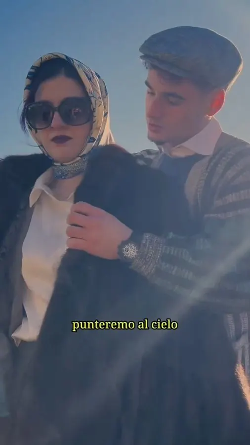 Coppia in abiti vintage con la scritta 