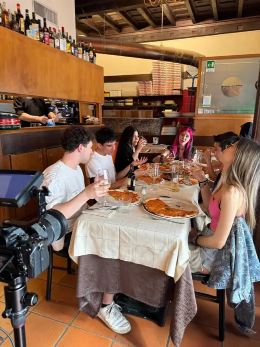 Darlie Ole a tavola in una pizzeria di Minorca durante le riprese