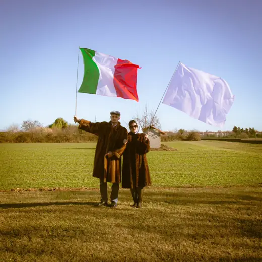 Coppia in un campo con bandiera italiana e bandiera bianca