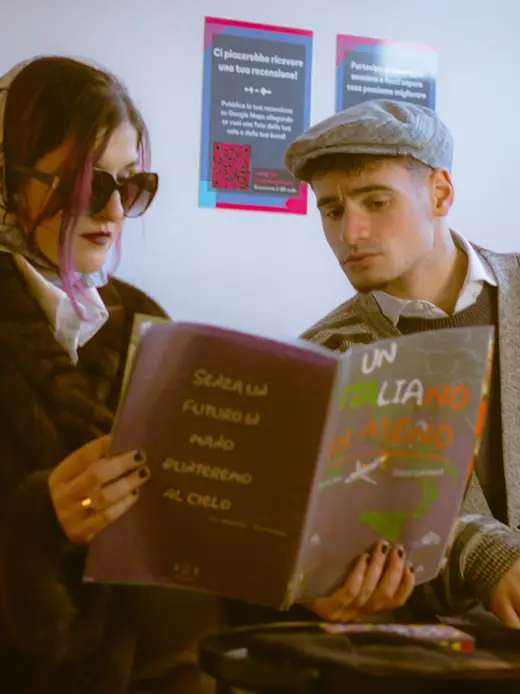 Coppia in abiti vintage legge un giornale insieme