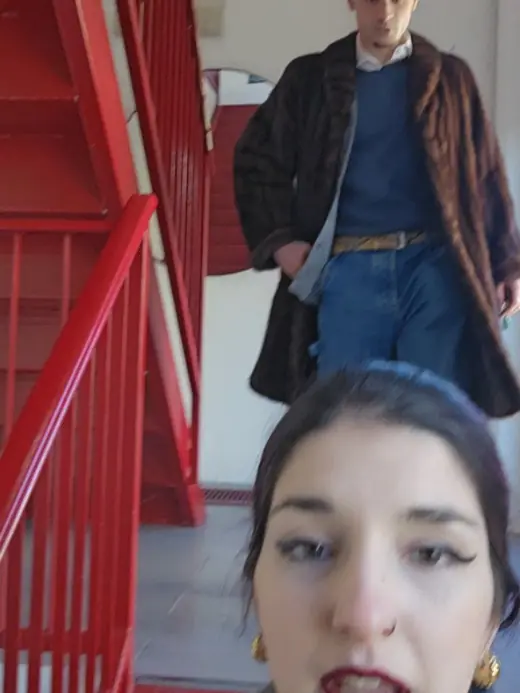 Due figure su una scala antincendio rossa